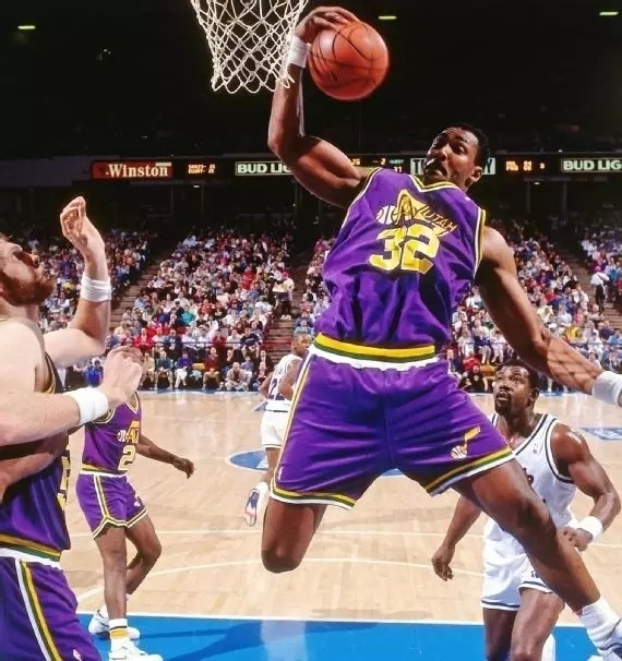 意媒：德佬涉嫌做假账被起诉；罗马多笔转会也被调查.